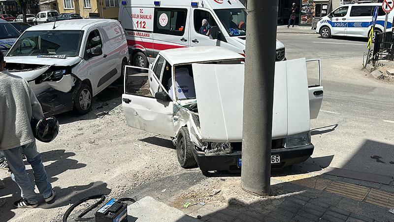 Yunus Emre Caddesi’nde Korkutan Çarpışma: Otomobil Beton Direğe Saplandı