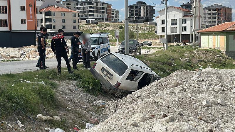 TRAFİKTE POLİSİN “DUR” İHTARINA UYMADI: KAÇIŞI ŞARAMPOLE BİTTİ!