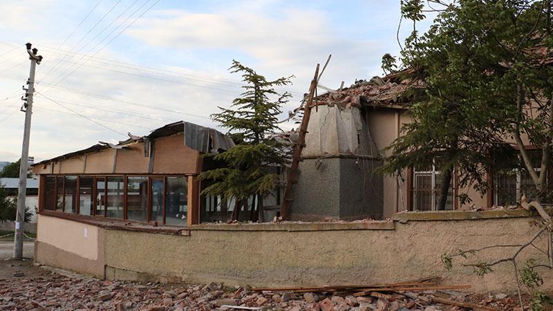 Odunpazarı’nda Camiye Yıldırım Düştü: İmam Yaralandı, Minare Caminin İçine Çöktü