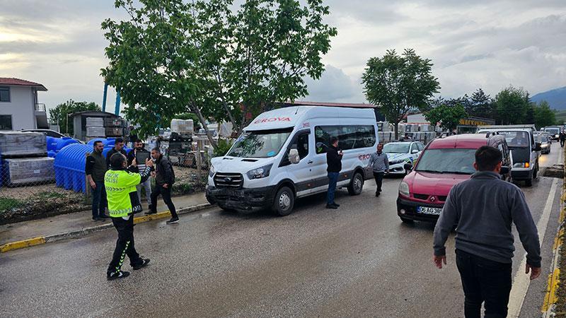 ERBAA’DA KORKUTAN ÇARPIŞMA: KONTROLDEN ÇIKAN MİNİBÜS KARŞI ŞERİDE GEÇİP İŞÇİ SERVİSİNE DALDI: 11 YARALI!