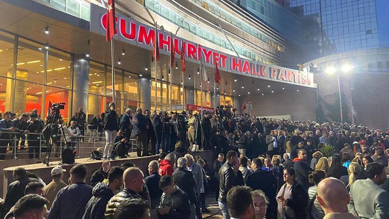 CHP Genel Merkezi’nde Gergin Gece: Mahkeme Kararı Sonrası Protestolar Başladı