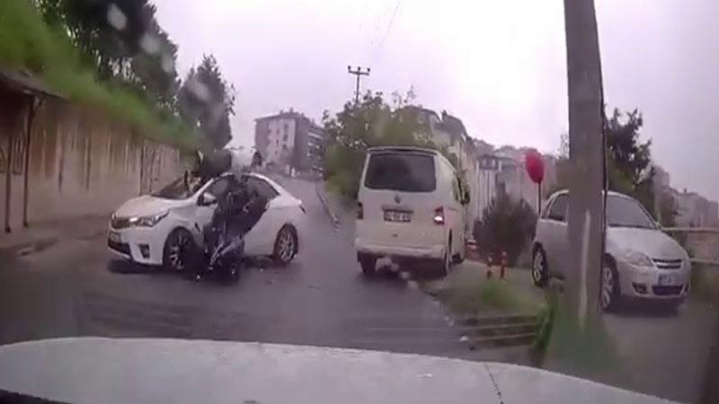 Alaplı’da Korkutan Kaza: Motosiklet Sürücüsü Otomobilin Tavanına Düştü