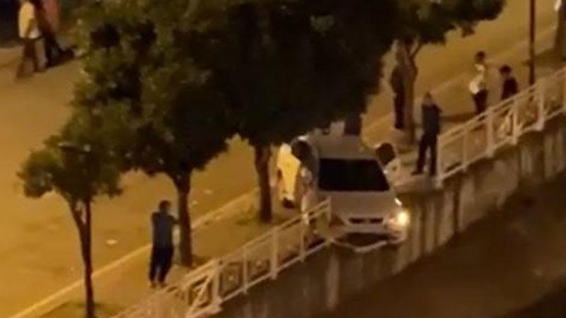 Adana’da Korkutan Kaza: Otomobil Kanal Korkuluklarında Asılı Kaldı