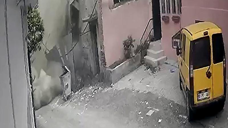 Adana’da Korkutan Olay! Metruk Bina Sağanak Sonrası Çöktü