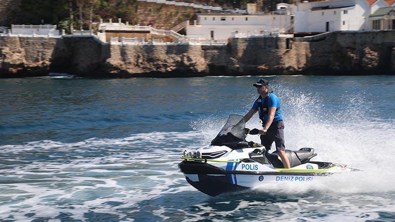 Antalya Deniz Polisi’nden “Yüzme Alanı” Uyarısı: 3 Dakikada Müdahale Kapasitesi!