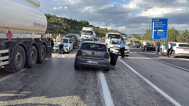 İKİ ARAÇ ÇARPIŞTI, AİLE DAĞILDI: 3 ÖLÜ, ÇOK SAYIDA YARALI