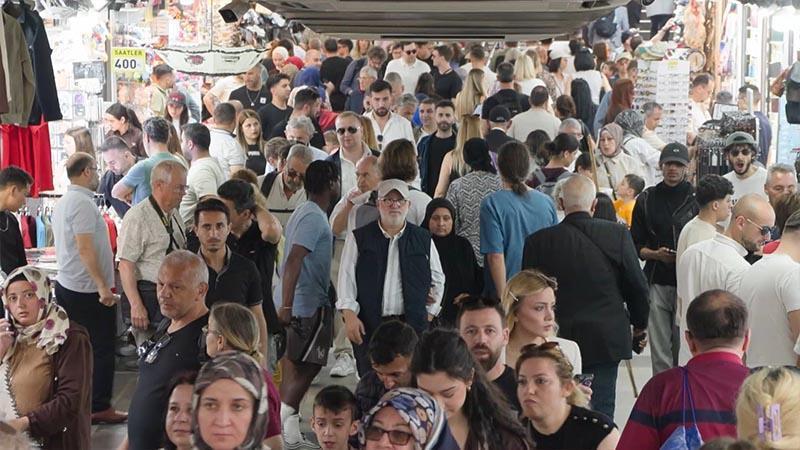 Eminönü’nde Bayram Hareketliliği: Çarşı ve Sokaklar Doldu Taştı