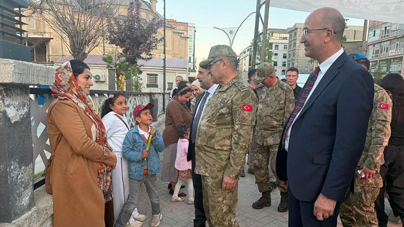 Orgeneral Metin Tokel Yüksekova’da Şehit Aileleri ve Esnafla Buluştu