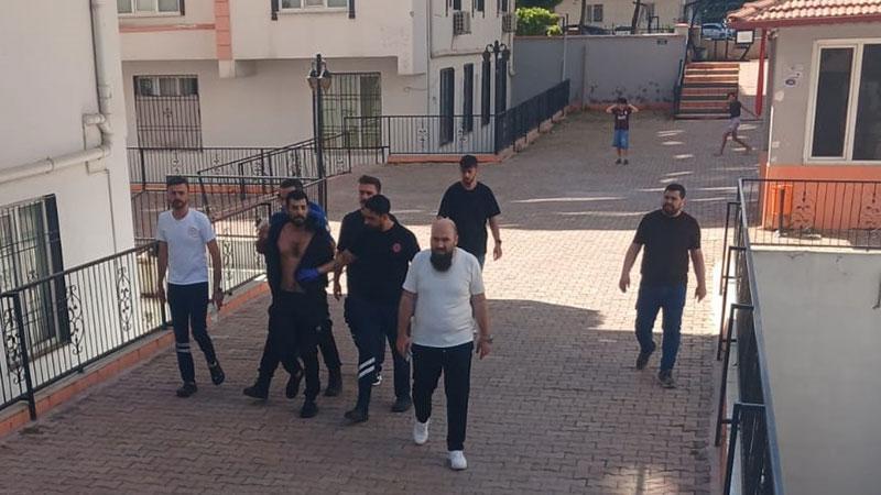 Sokak Ortasında Dehşet Anları: Komşular Müdahale Etti, Polis Gözaltına Aldı!