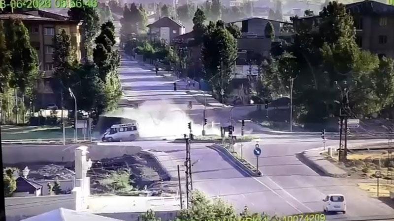 Kavşakta Can Pazarı: Minibüs ile Kamyon Çarpıştı