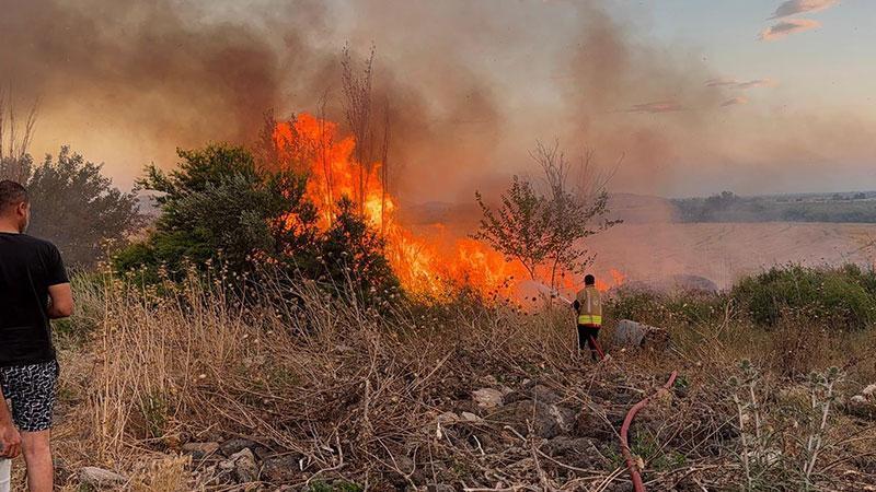 Hatay Kırıkhan’da Anız Yangını Rüzgarla Büyüdü: Bahçeler Zarar Gördü
