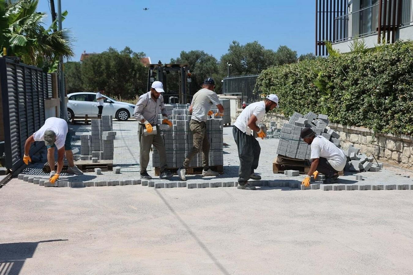 Urla’da Yollar Yenileniyor: Asfalt ve Parke Çalışmaları Hızlandı