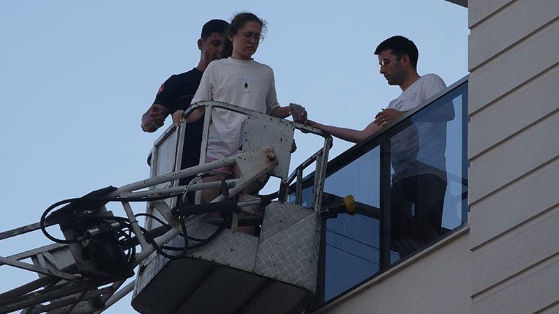 Apartman Yangınında Film Gibi Kurtarma: Kadın Vinç Sepetiyle Tahliye Edildi