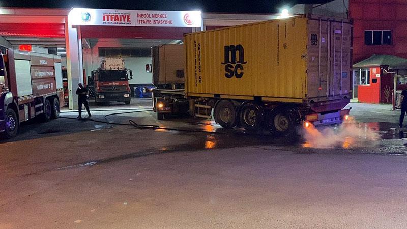 Lastiği Patlayan TIR’ın Freni Alev Aldı, Facia İtfaiye Kapısında Önledi
