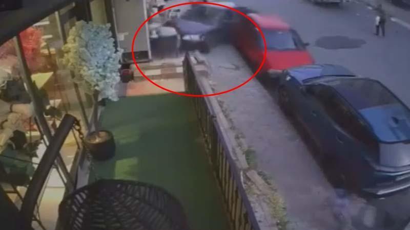 Korku Dolu Anlar Kamerada! Kontrolden Çıkan Otomobil Bebek Arabasına Çarptı