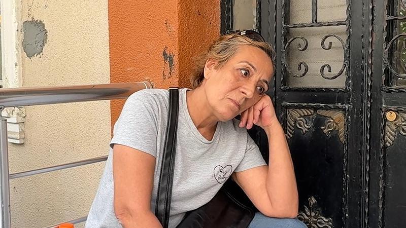 Toplantı Yapılmadığını İddia Etti, Apartman Önünde Tek Kişilik Eylem Başlattı