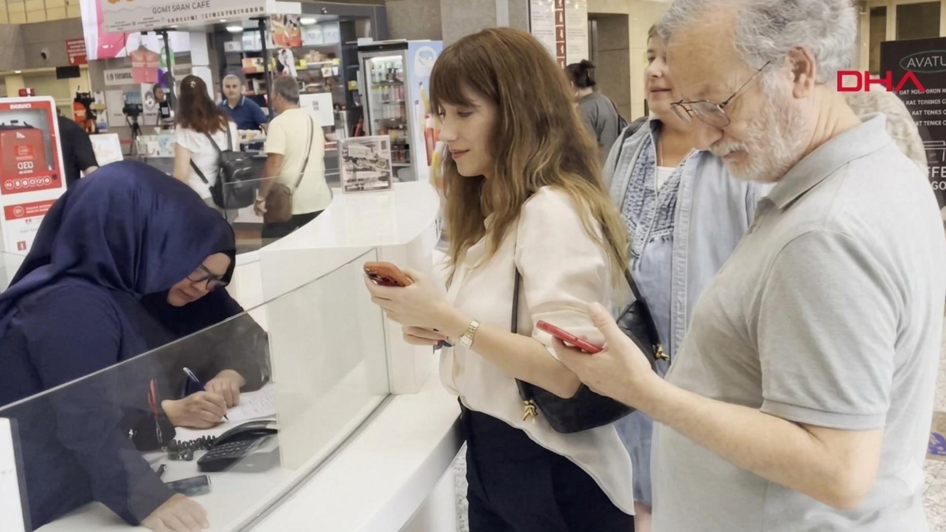 Hazal Kaya: “Deprem için yaptığım bağışın nereye gittiğini öğrenmek istiyorum”