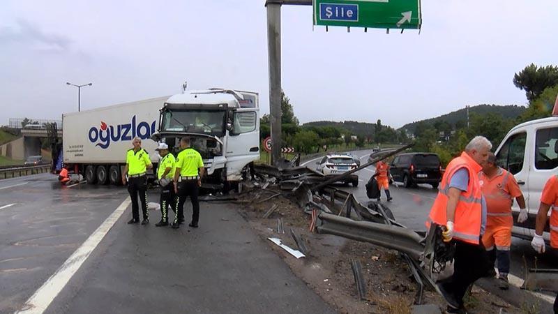 Yağmur Yolu Kayganlaştırdı: Kurtköy’de TIR Kazası Trafiği Kilitledi