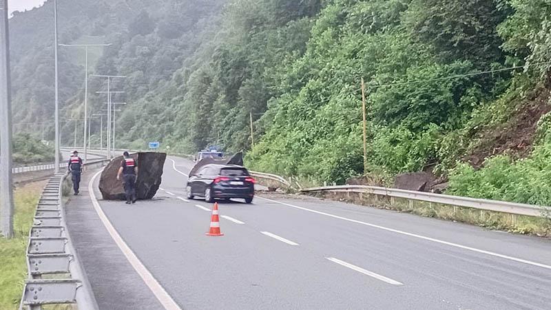 Yamaçtan kopan kayalar Karadeniz Sahil Yolu’na düştü