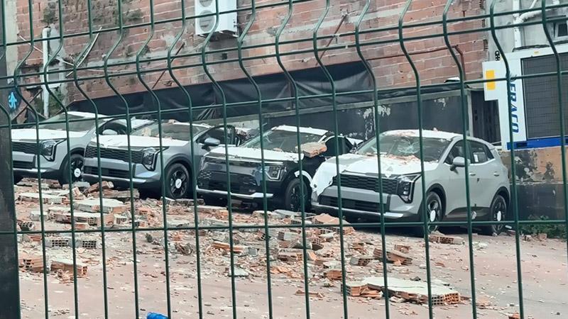 Bayinin açık otoparkında büyük zarar: Çöken duvar 12 yeni aracı kullanılmaz hale getirdi**
