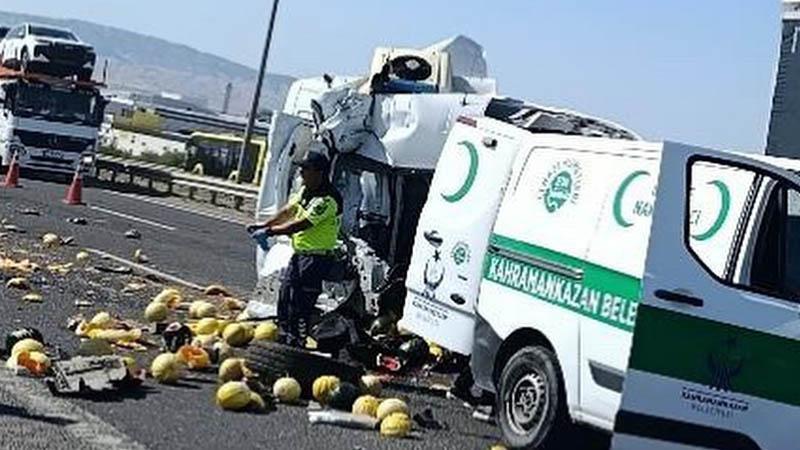 Kahramankazan’da kamyonet kamyona çarptı: Yola saçılan karpuzlar trafiği aksattı