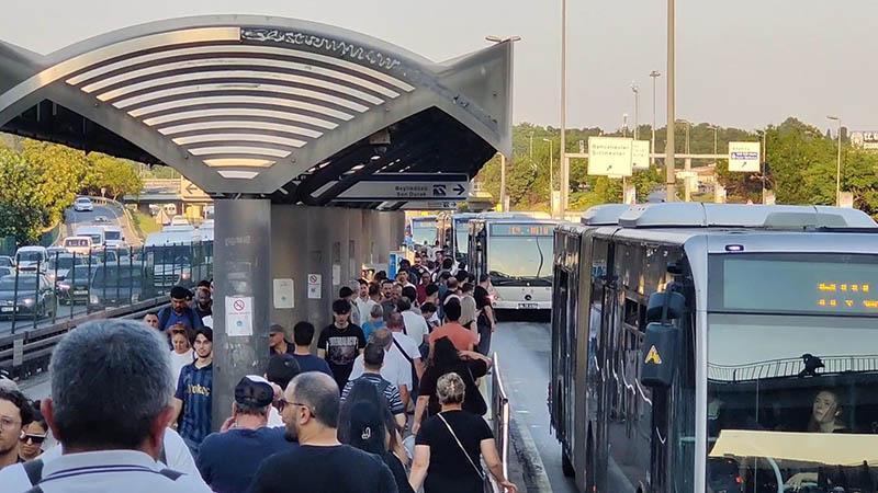 Şirinevler’de metrobüs kazası: Durakta bekleyen kadın hastaneye kaldırıldı