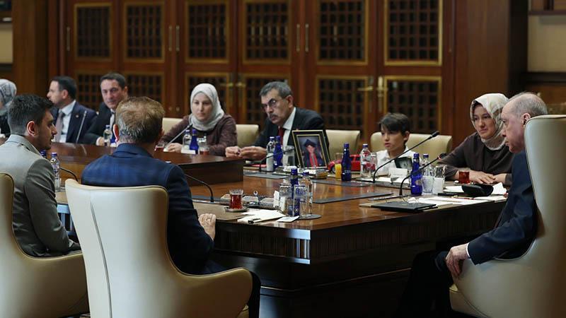 Cumhurbaşkanı Erdoğan, Kahramanmaraş’taki okul saldırısında yaşamını yitiren öğrencilerin aileleriyle görüştü