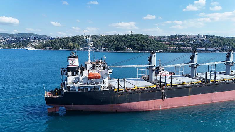 İHA saldırısında ağır hasar gören gemi İstanbul Boğazı’ndan geçti