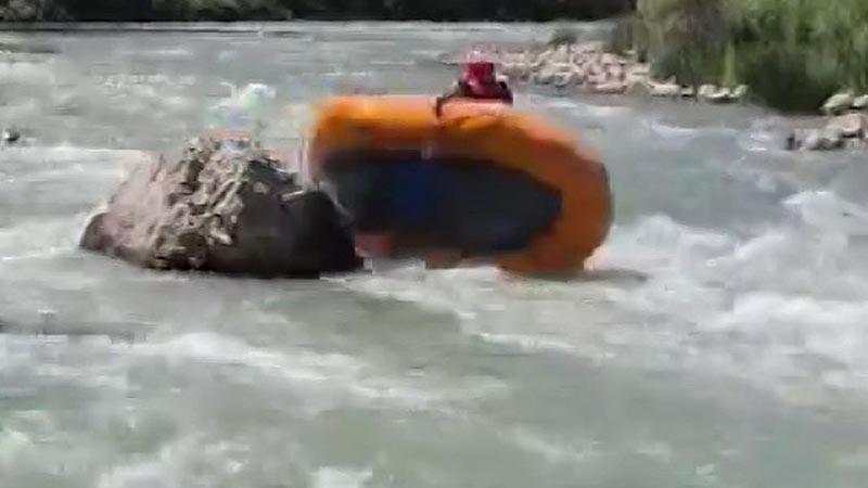 Rafting yarışında bot alabora oldu! Sporcular zor anlar yaşadı