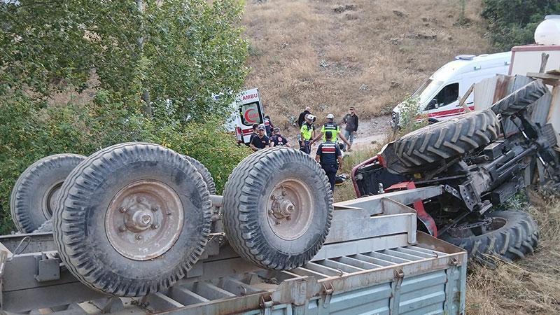 Traktör Şarampole Devrildi: 4 Yaralı