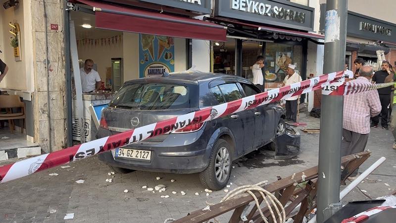 Beykoz’da kontrolden çıkan otomobil yayalara çarptı: 5 kişi yaralandı