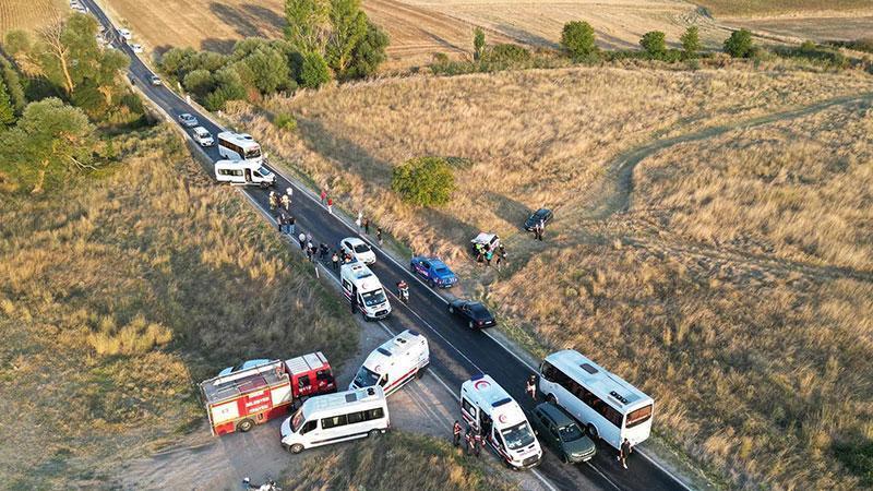 Servis minibüsü 2 hafif ticari araçla çarpıştı: 6 kişi yaralandı
