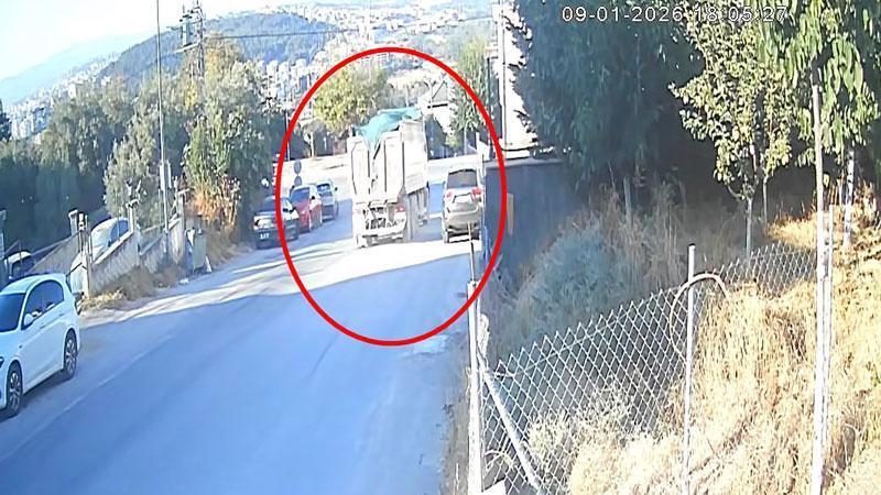 Kontrolden çıkan hafriyat kamyonu 2 araca çarpıp bahçeye savruldu