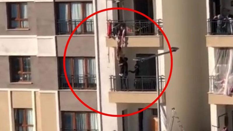 Balkondan düşmek üzere olan çocuğu, korkuluklardan tırmanarak kurtardı