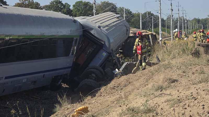Polonya’da hemzemin geçitte facia: Tren kamyona çarptı