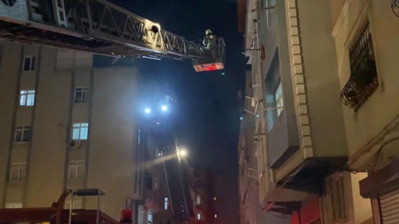 Zeytinburnu’nda bina yangını: Üst katlarda mahsur kalanlar kurtarıldı