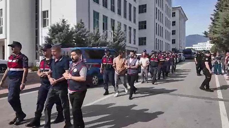 Fabrika hırsızlığı şüphelilerine adliye önünde tepki: 3 kişi tutuklandı