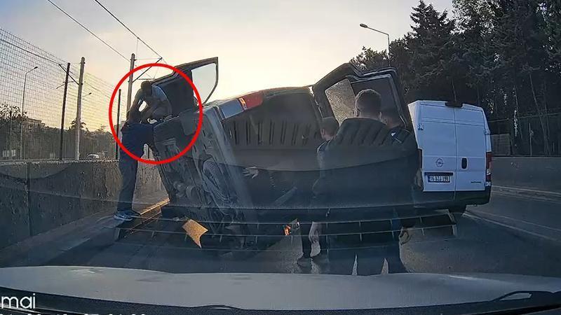 Bursa’da zincirleme kaza: Hafif ticari araç otomobilin üzerine devrildi