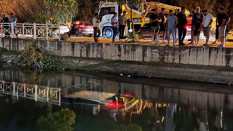 Otomobil bariyerleri yıkıp sulama kanalına uçtu