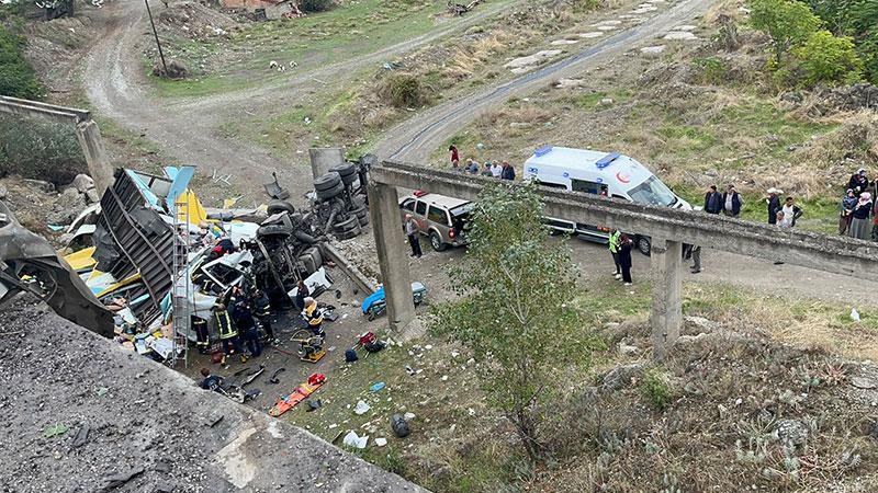 Tosya’da kargo kamyonu 25 metreden düştü: 2 kişi yaralandı