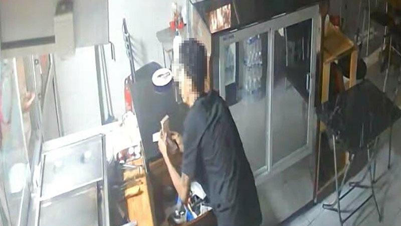 Manisa’da iş yerine camdan girdiler: Hırsızlık kamerada