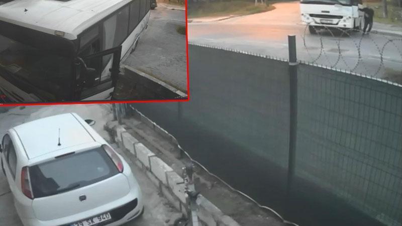Arnavutköy’de kontrolden çıkan servis midibüsü evin bahçesine daldı