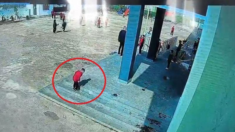 Okulda hayat kurtaran müdahale kamerada: Öğrenciyi Heimlich manevrasıyla kurtardı