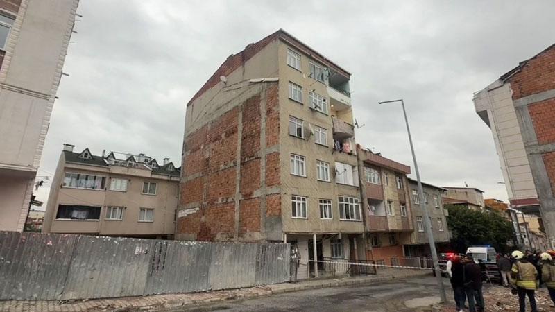 Küçükçekmece’de Binadan Çatırdama Sesleri Geldi: 14 Daireli Bina Boşaltıldı