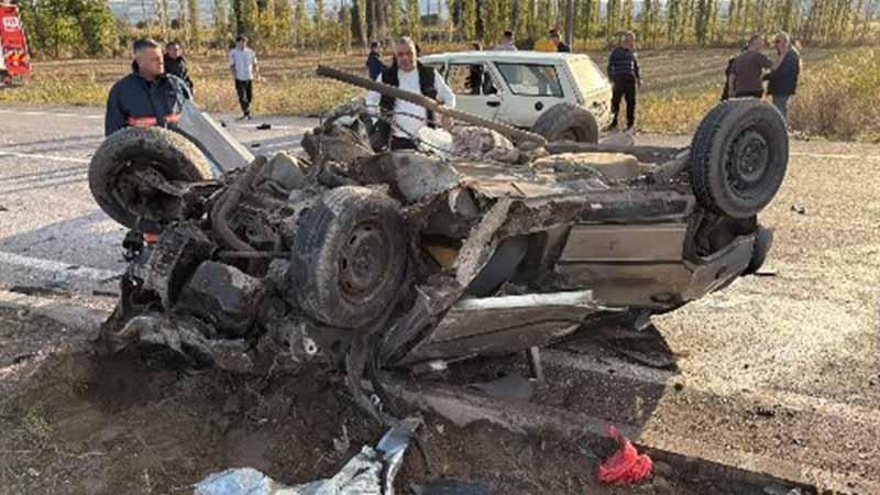 Çorum’da İki Otomobil Çarpıştı: 5’i Aynı Aileden 7 Yaralı