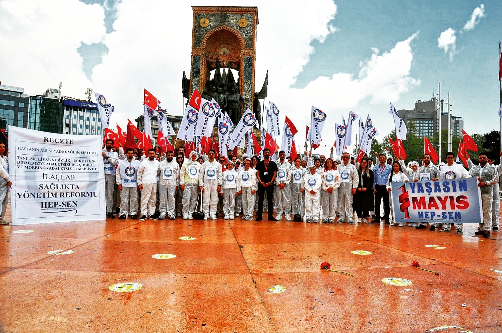 HEP-SEN’İN ARAŞTIRMASI ÇARPICI TABLOYU ORTAYA KOYDU: SAĞLIK ÇALIŞANLARI GEÇİM DERDİNDE